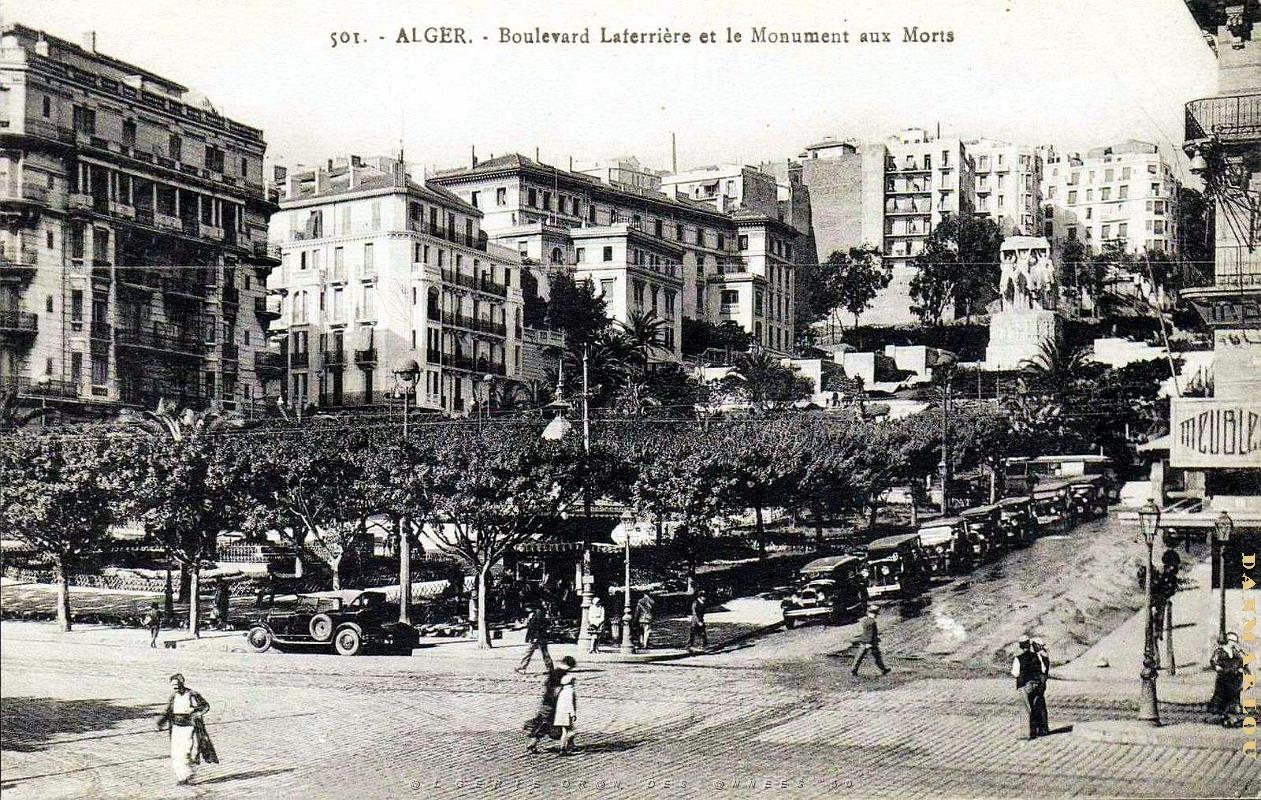 Alger - Boulevard Laferriere et le Monument aux Morts.jpg